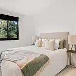 Elegant 3 Bedroom Apartment With Sea And Mountain Views