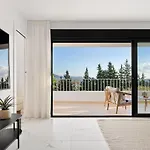 Elegant 3 Bedroom Apartment With Sea And Mountain Views