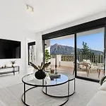 Elegant 3 Bedroom Apartment With Sea And Mountain Views