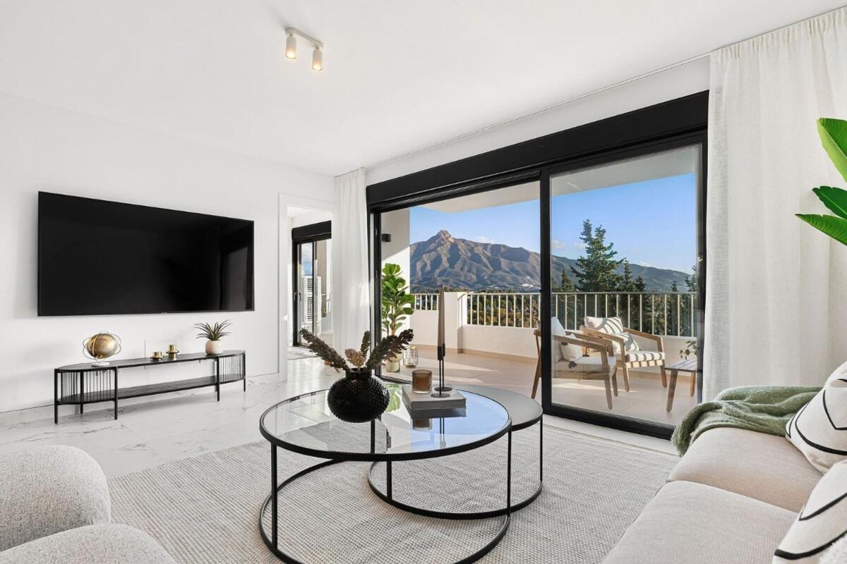 Elegant 3 Bedroom With Sea And Mountain Views Apartment