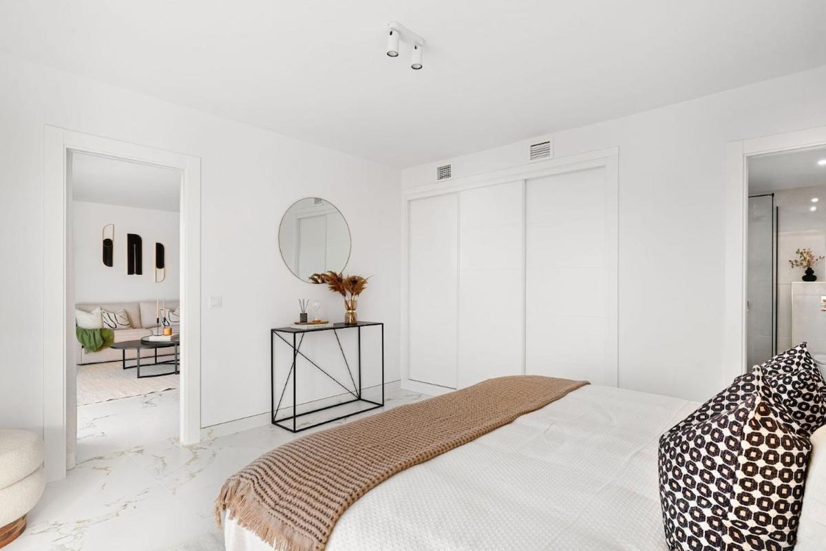 Elegant 3 Bedroom With Sea And Mountain Views Marbella