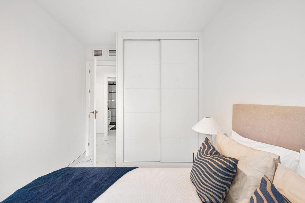 Elegant 3 Bedroom With Sea And Mountain Views Apartment