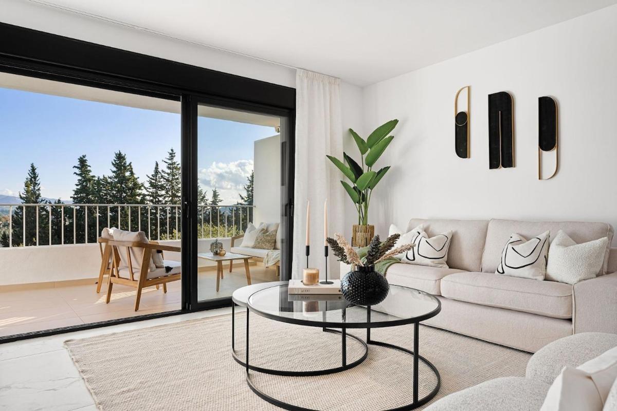 Elegant 3 Bedroom With Sea And Mountain Views Apartment